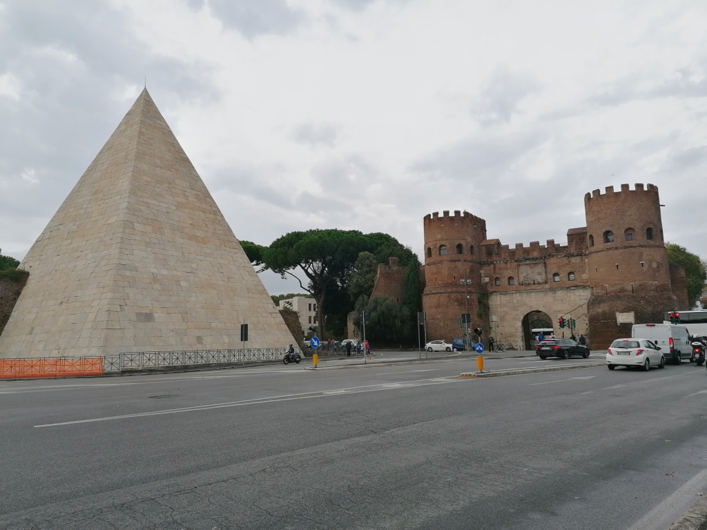 la Piramide Cestia e la porta di San Paolo